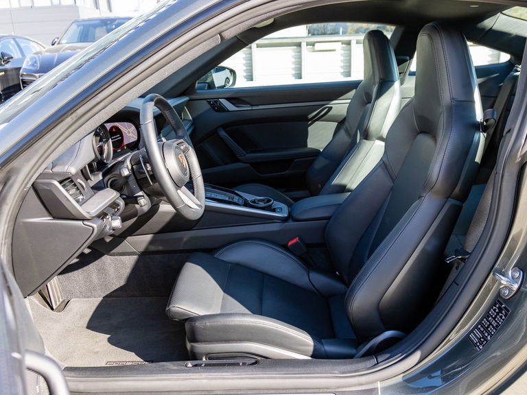 Porsche 992 Carrera 4