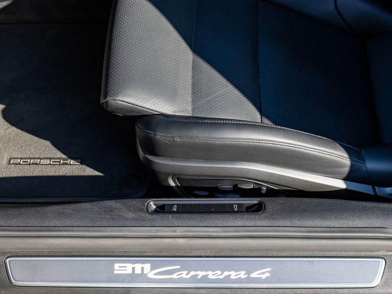 Porsche 992 Carrera 4