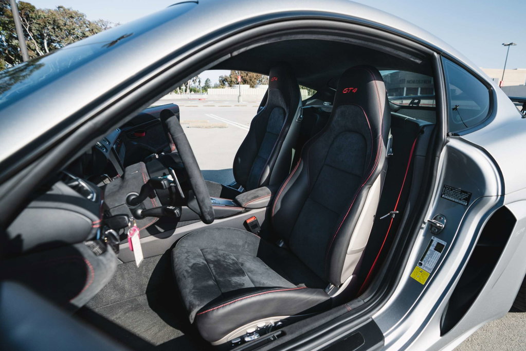 Porsche 718 Cayman GT4