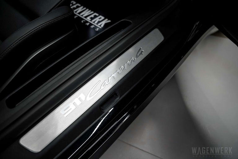 Porsche 992 Carrera 4