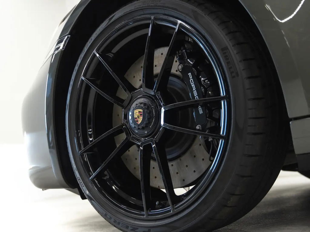 Porsche 992 Carrera 4 GTS