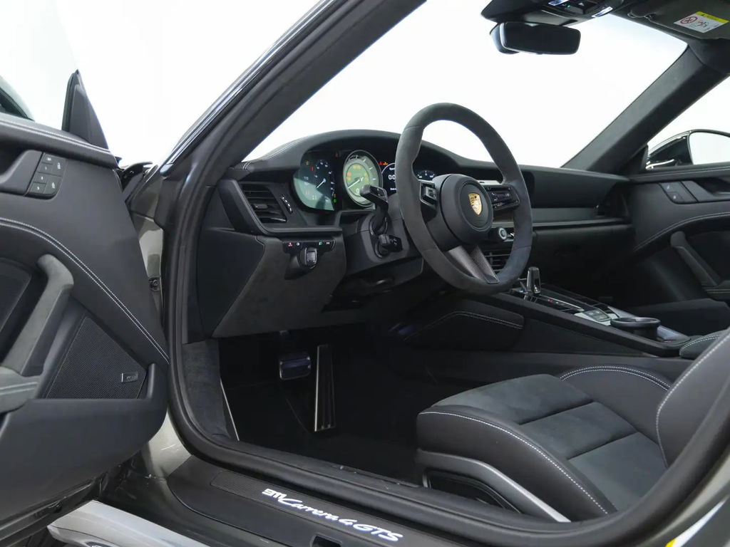 Porsche 992 Carrera 4 GTS