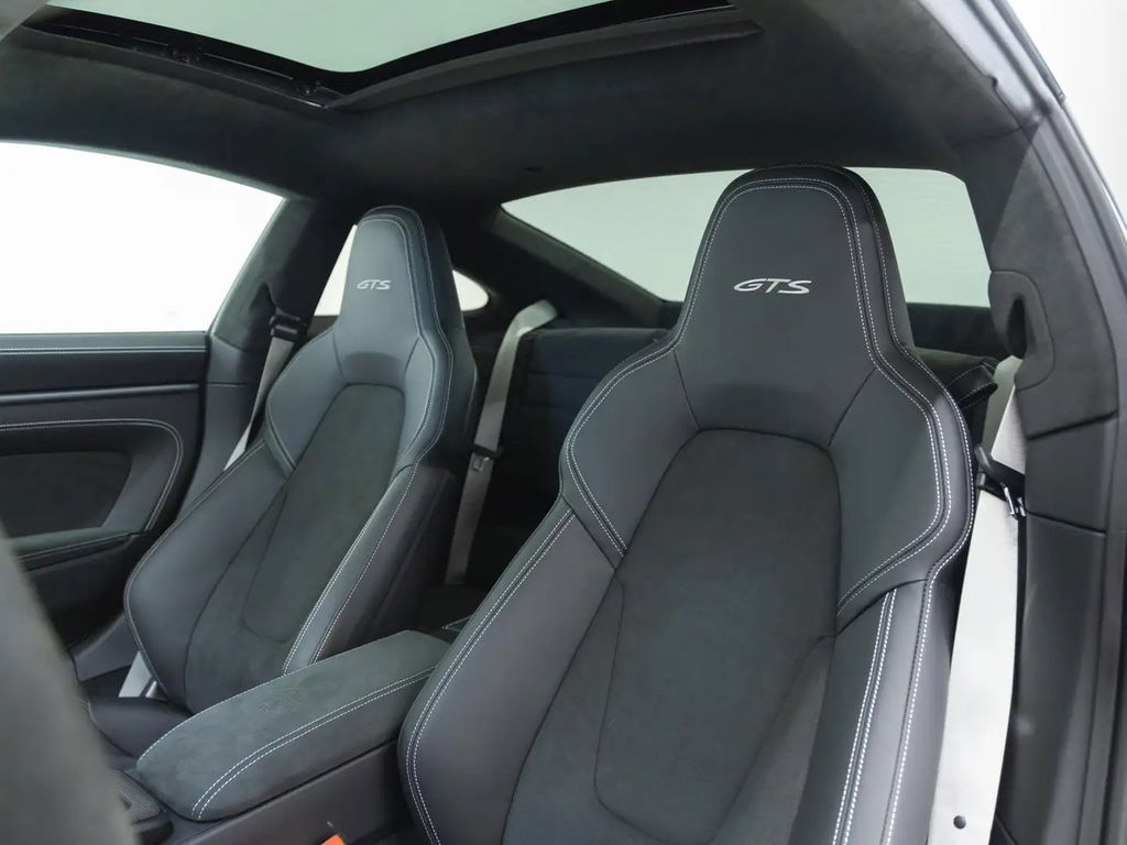 Porsche 992 Carrera 4 GTS