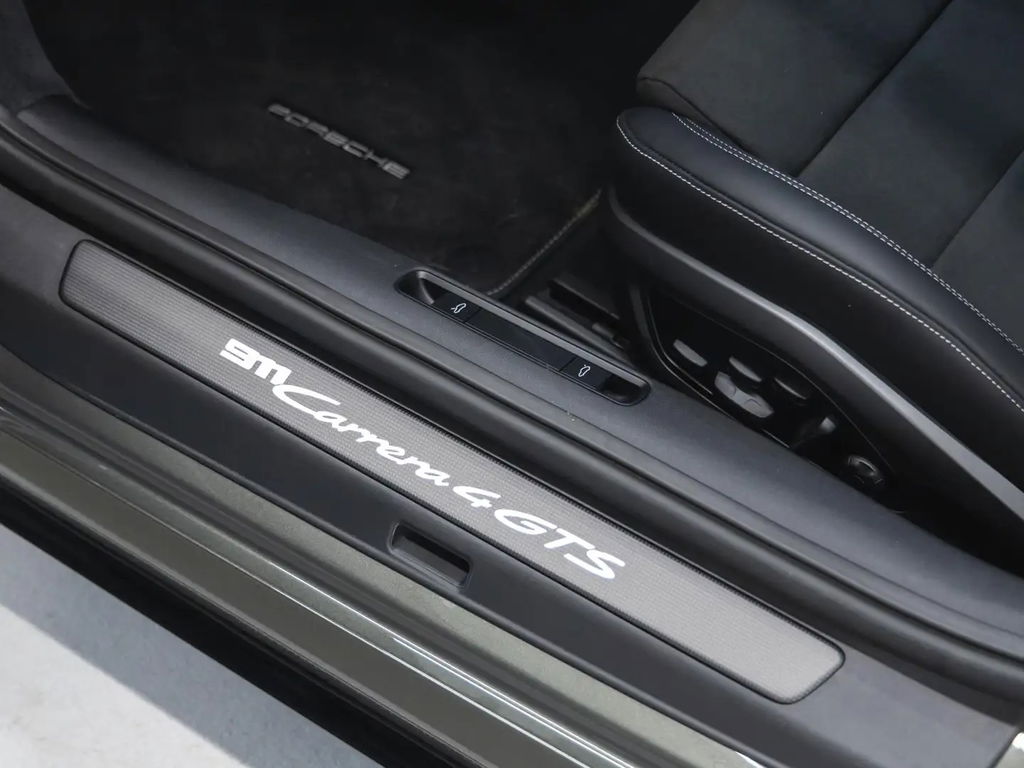 Porsche 992 Carrera 4 GTS