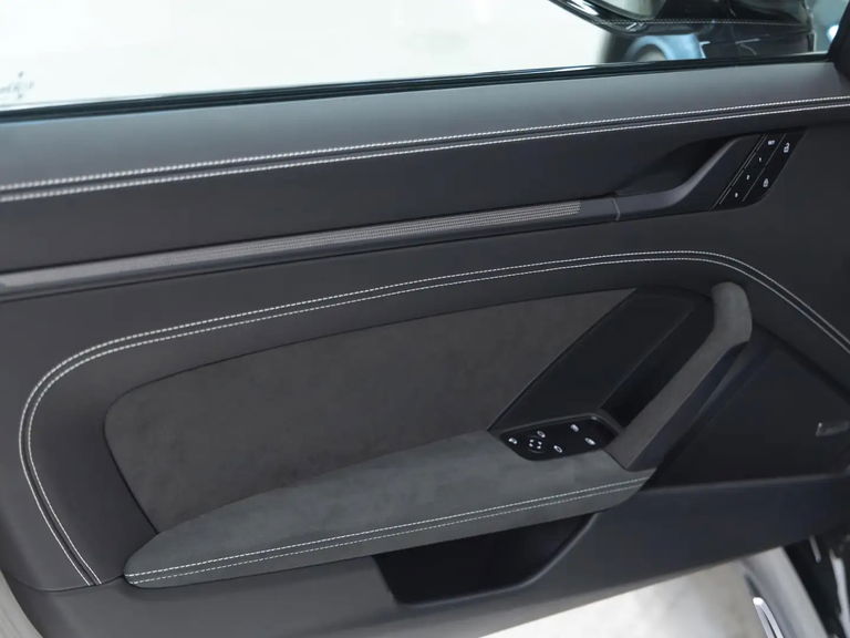 Porsche 992 Carrera 4 GTS