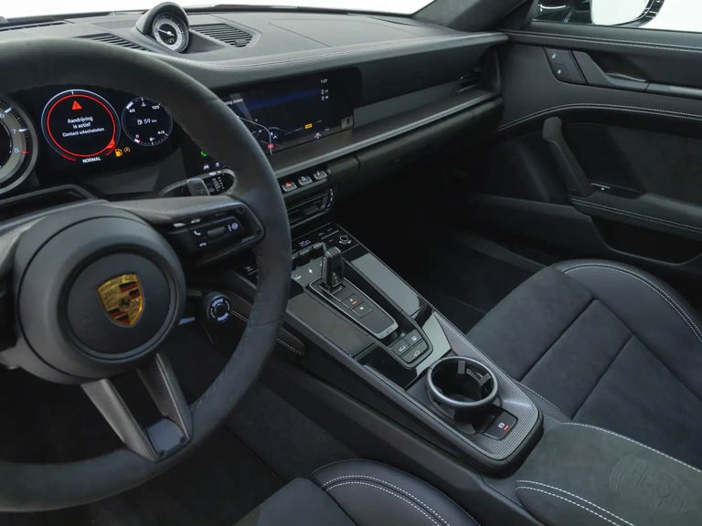 Porsche 992 Carrera 4 GTS