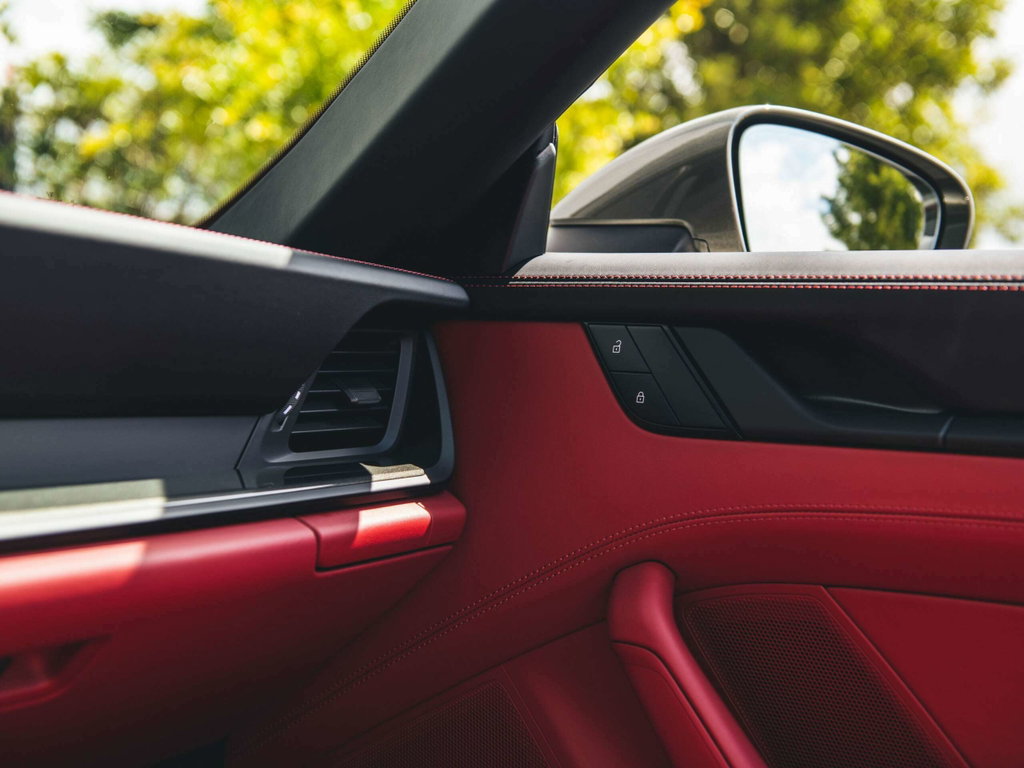 Porsche 992 Carrera 4 GTS