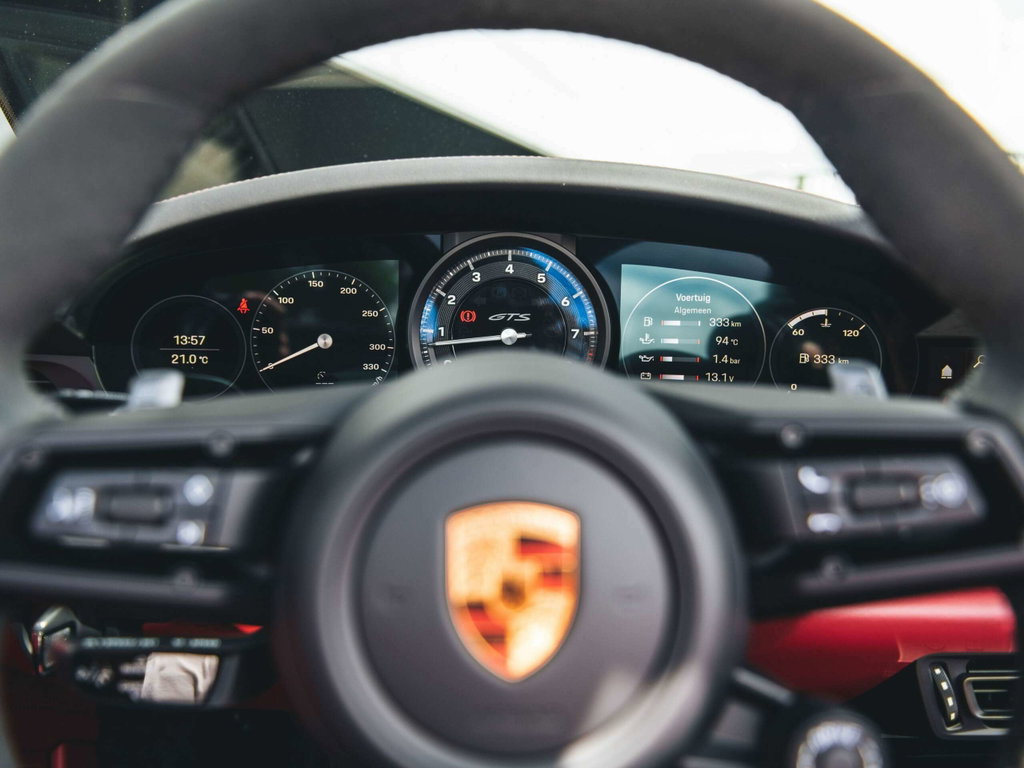 Porsche 992 Carrera 4 GTS