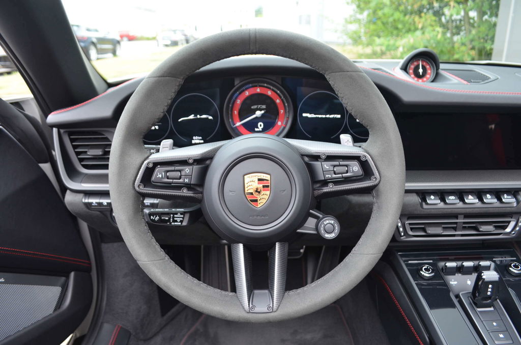 Porsche 992 Carrera 4 GTS