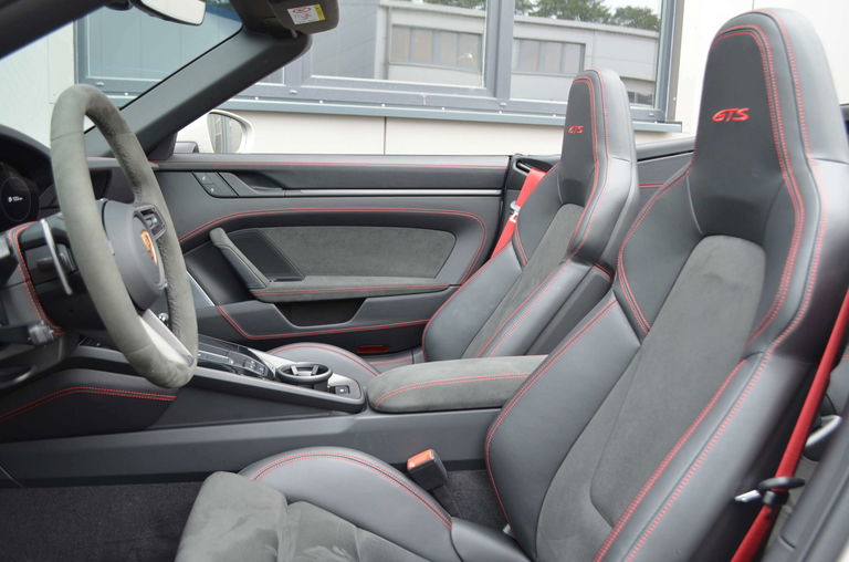 Porsche 992 Carrera 4 GTS