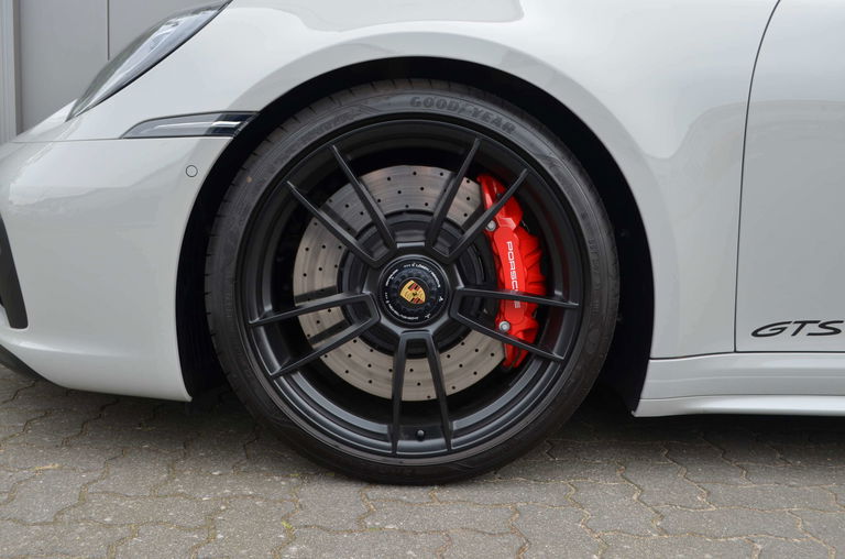 Porsche 992 Carrera 4 GTS