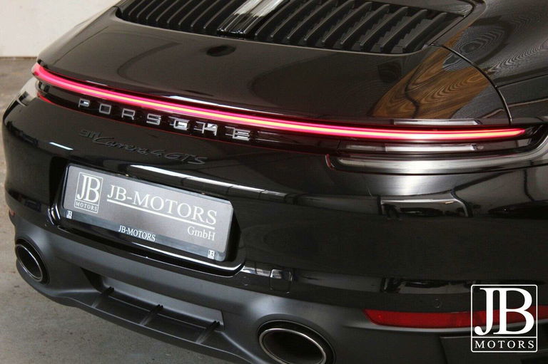 Porsche 992 Carrera 4 GTS