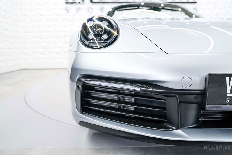 Porsche 992 Carrera 4