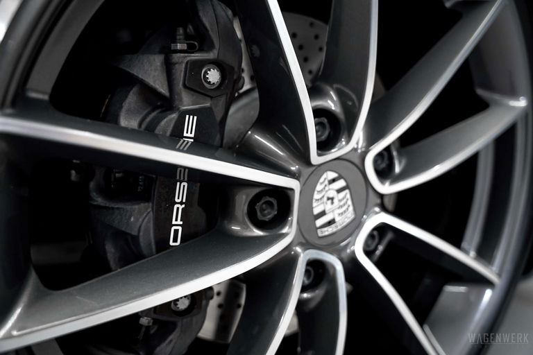 Porsche 992 Carrera 4