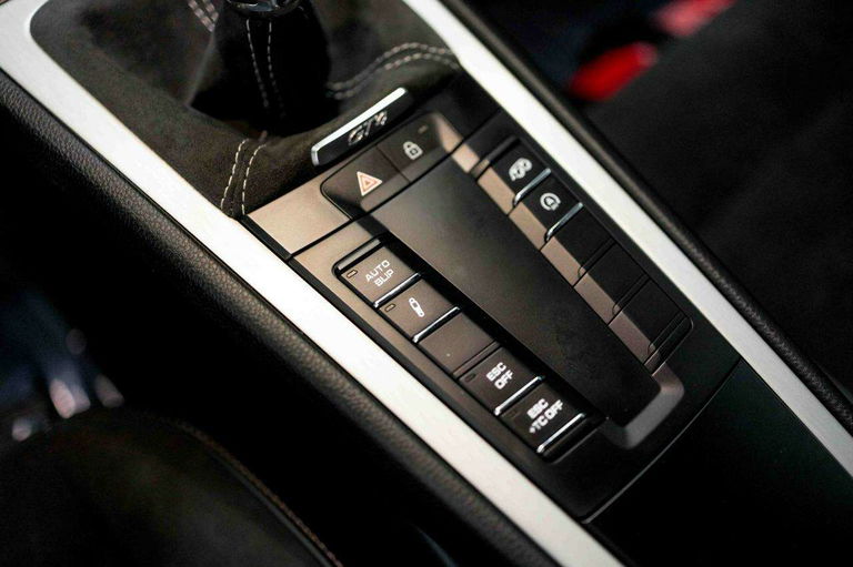 Porsche 718 Cayman GT4