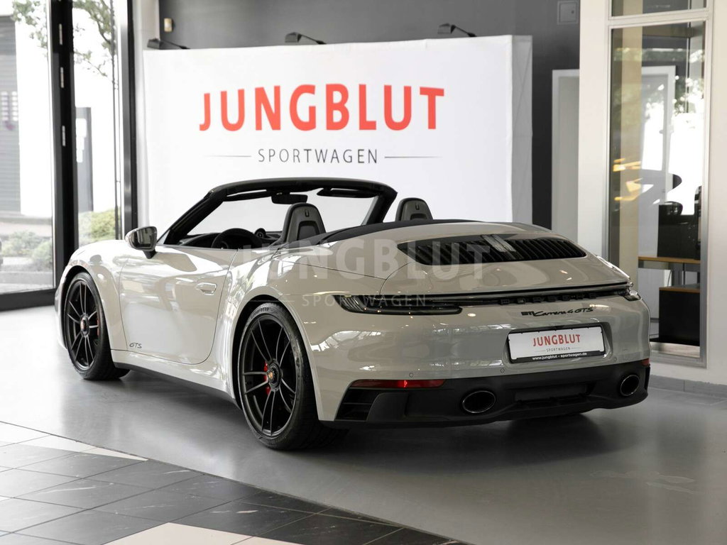 Porsche 992 Carrera 4 GTS