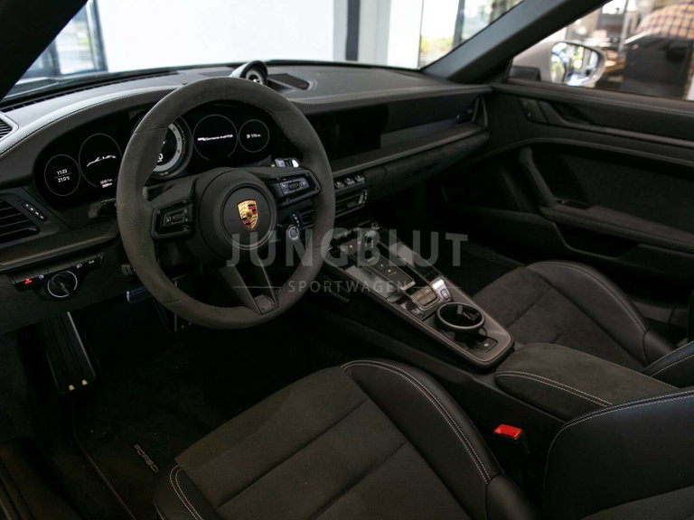 Porsche 992 Carrera 4 GTS