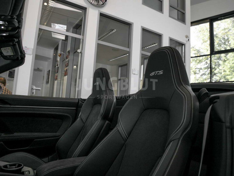 Porsche 992 Carrera 4 GTS