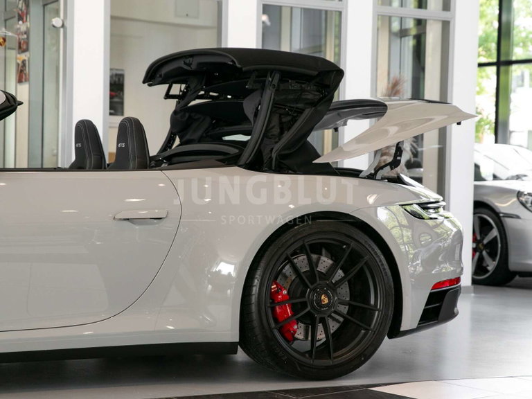 Porsche 992 Carrera 4 GTS