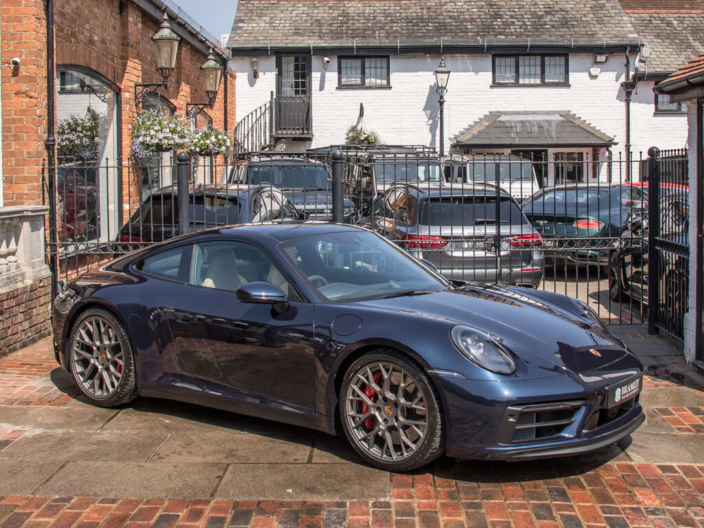 Porsche 992 Carrera 4 GTS