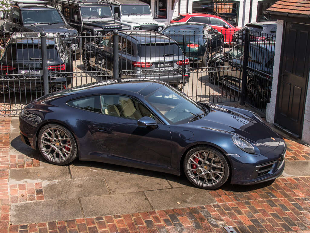 Porsche 992 Carrera 4 GTS