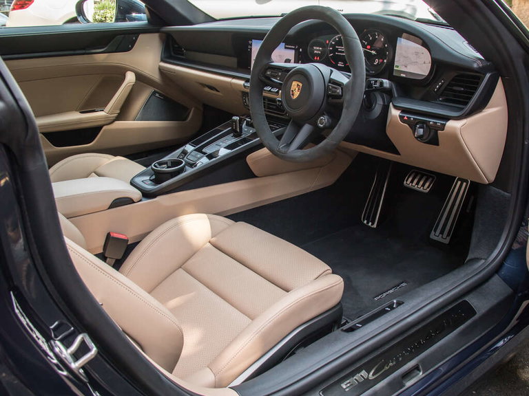 Porsche 992 Carrera 4 GTS