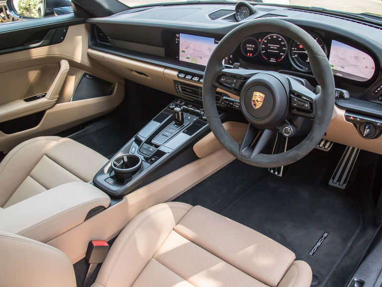 Porsche 992 Carrera 4 GTS