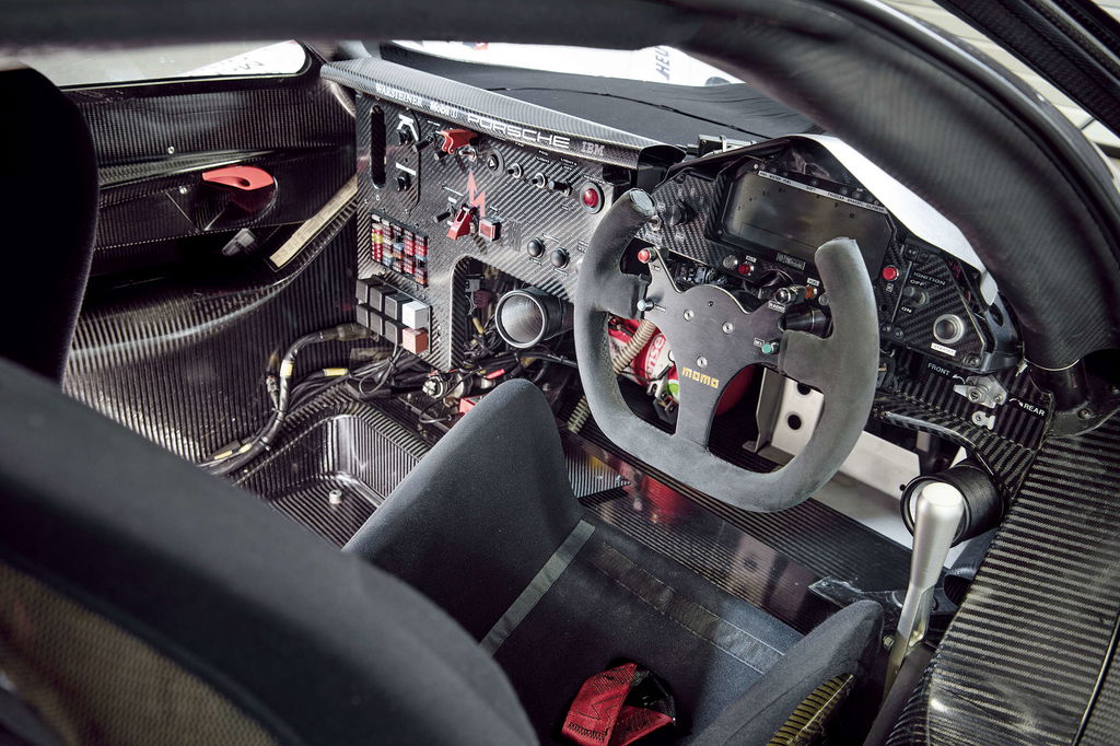 STS20007_Porsche_Museum_GT198_interior_V1_sbu