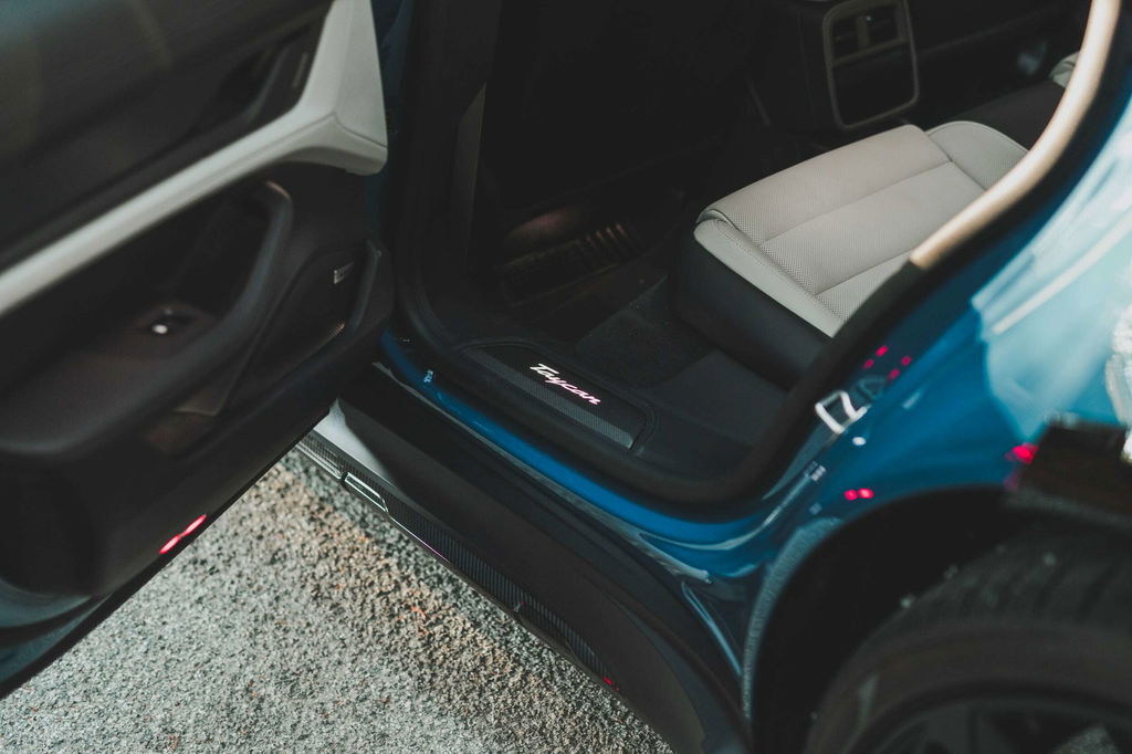 Porsche Taycan Turbo S Cross Turismo