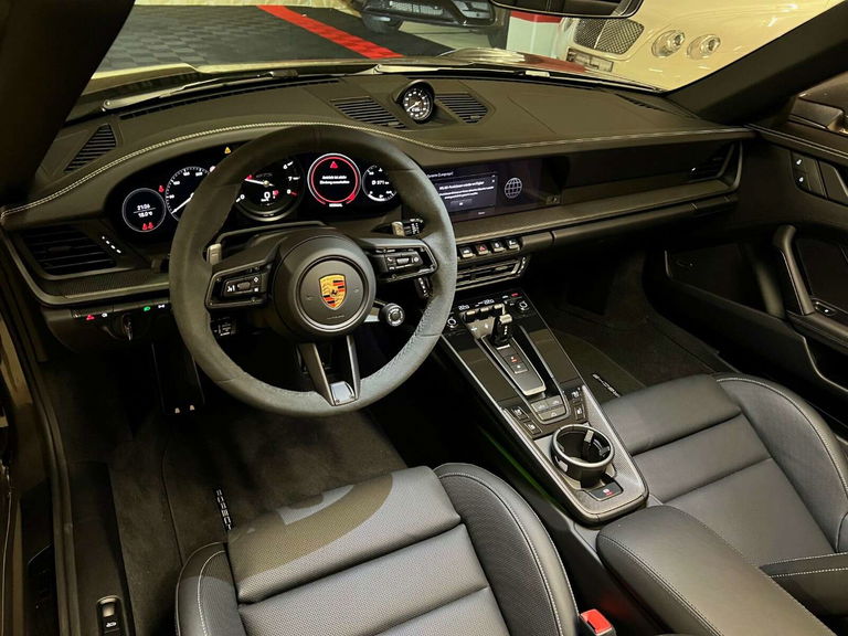 Porsche 992 Carrera 4 GTS