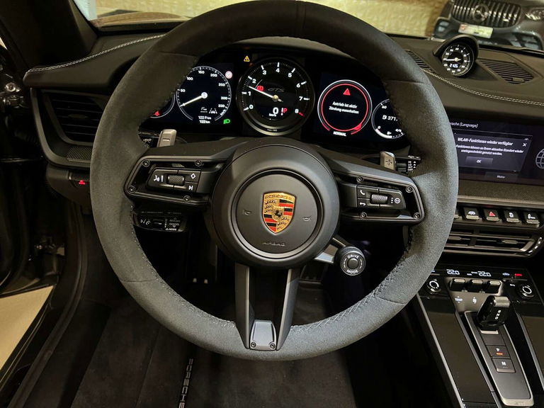 Porsche 992 Carrera 4 GTS