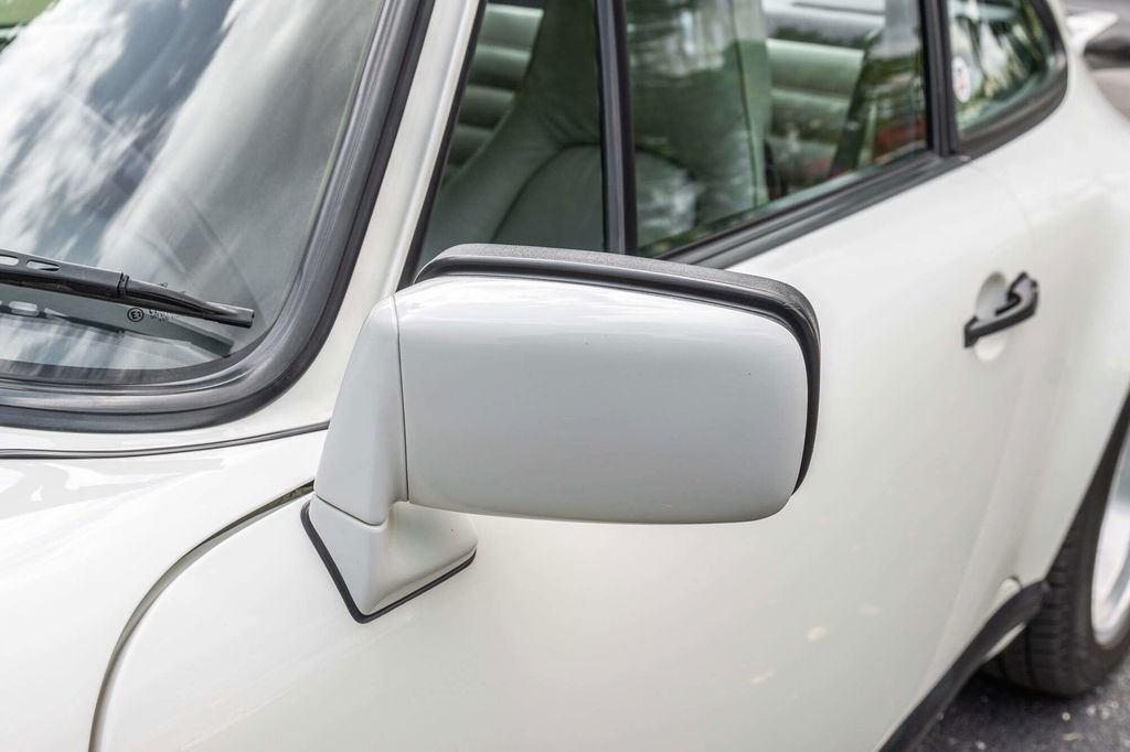 Porsche 911 Carrera 3.2 (US)