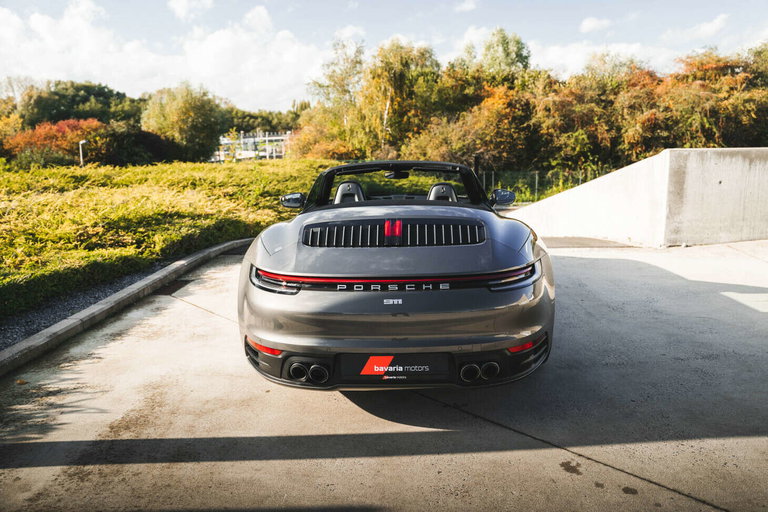 Porsche 992 Carrera 4
