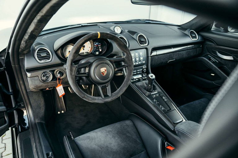 Porsche 718 Cayman GT4