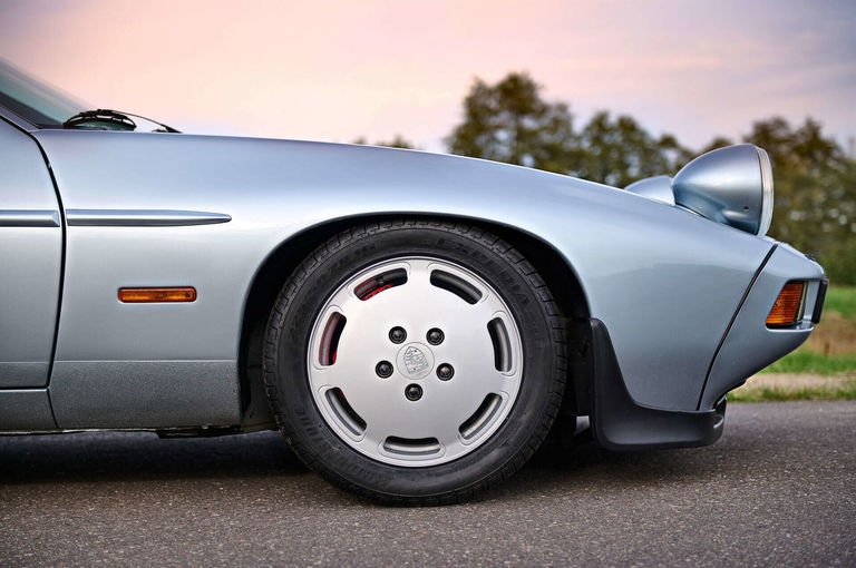 Porsche 928 S4