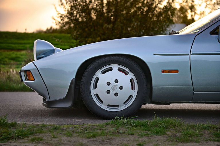 Porsche 928 S4