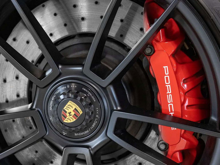 Porsche 992 Carrera 4 GTS