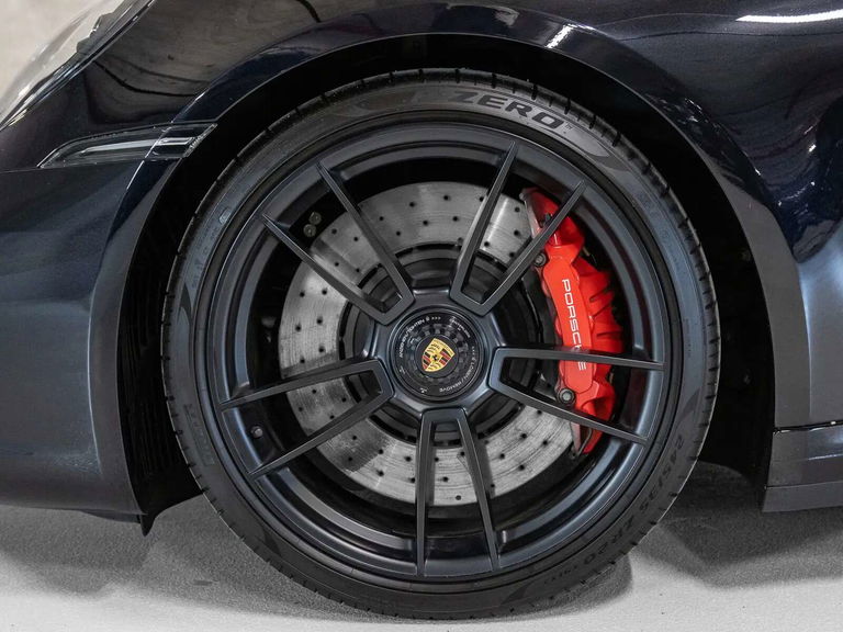 Porsche 992 Carrera 4 GTS