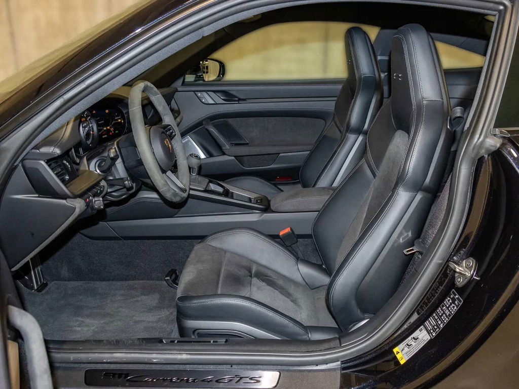 Porsche 992 Carrera 4 GTS