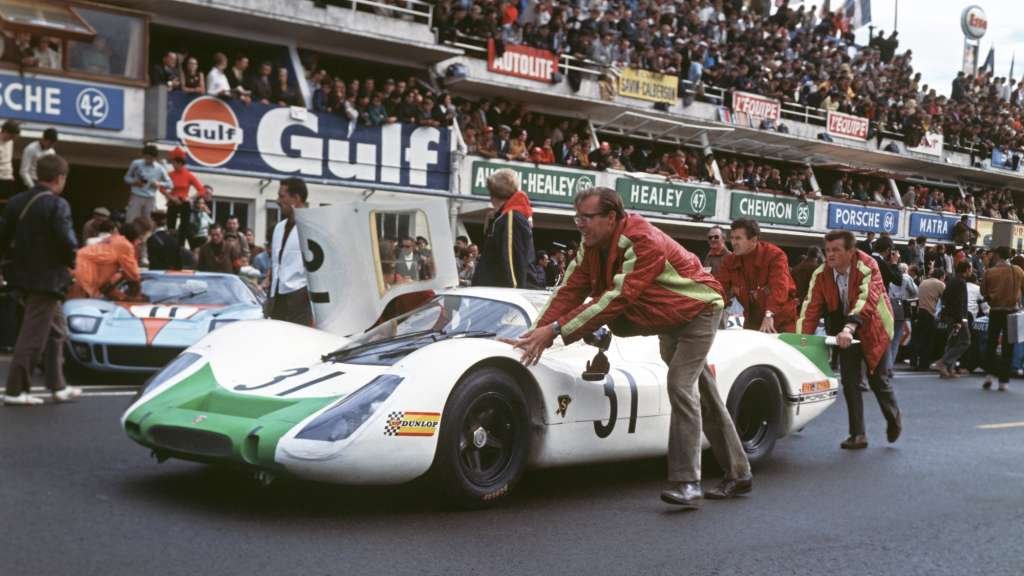 Peter Falk schiebt Vic Elfords Porsche 917, Le Mans 1969