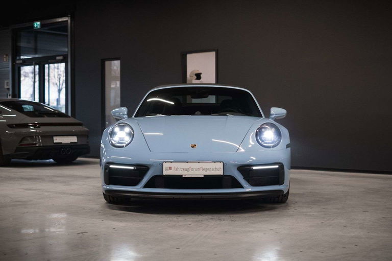 Porsche 992 Carrera 4 GTS