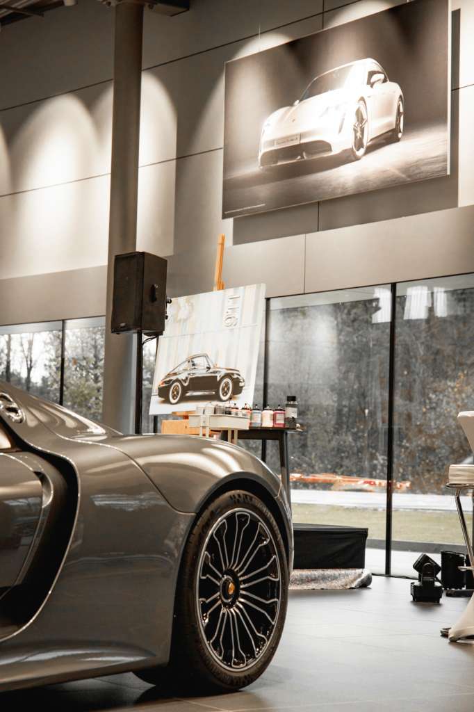 Dynamische Momente Ausstellung im Porsche Zentrum Salzburg