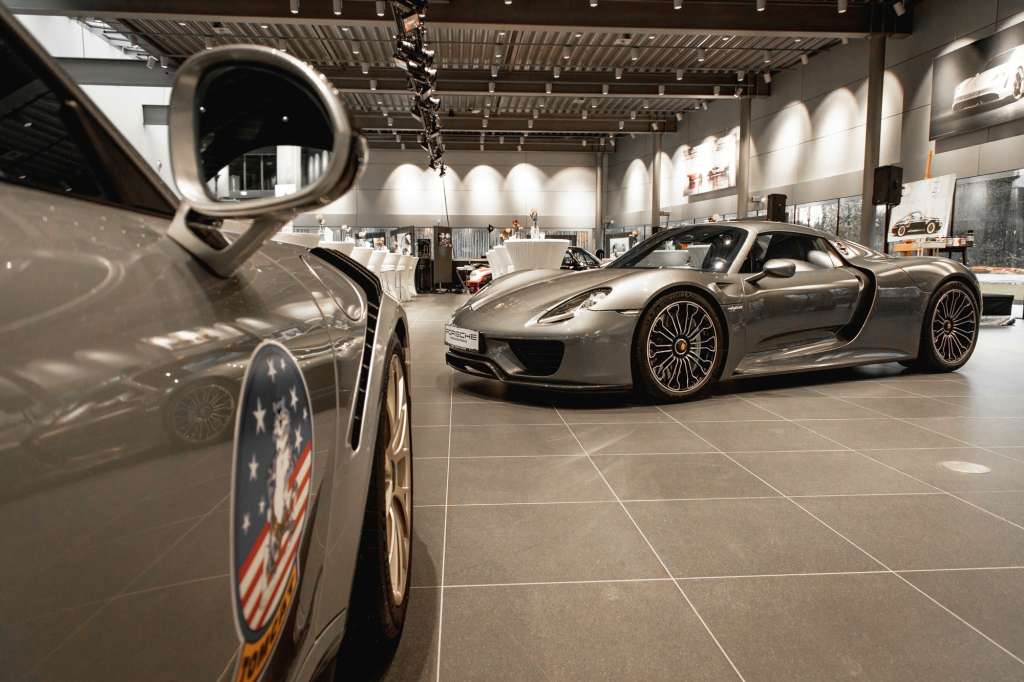 Dynamische Momente Ausstellung im Porsche Zentrum Salzburg