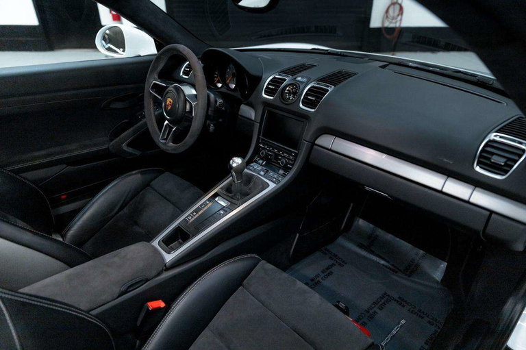 Porsche 981 Cayman GT4