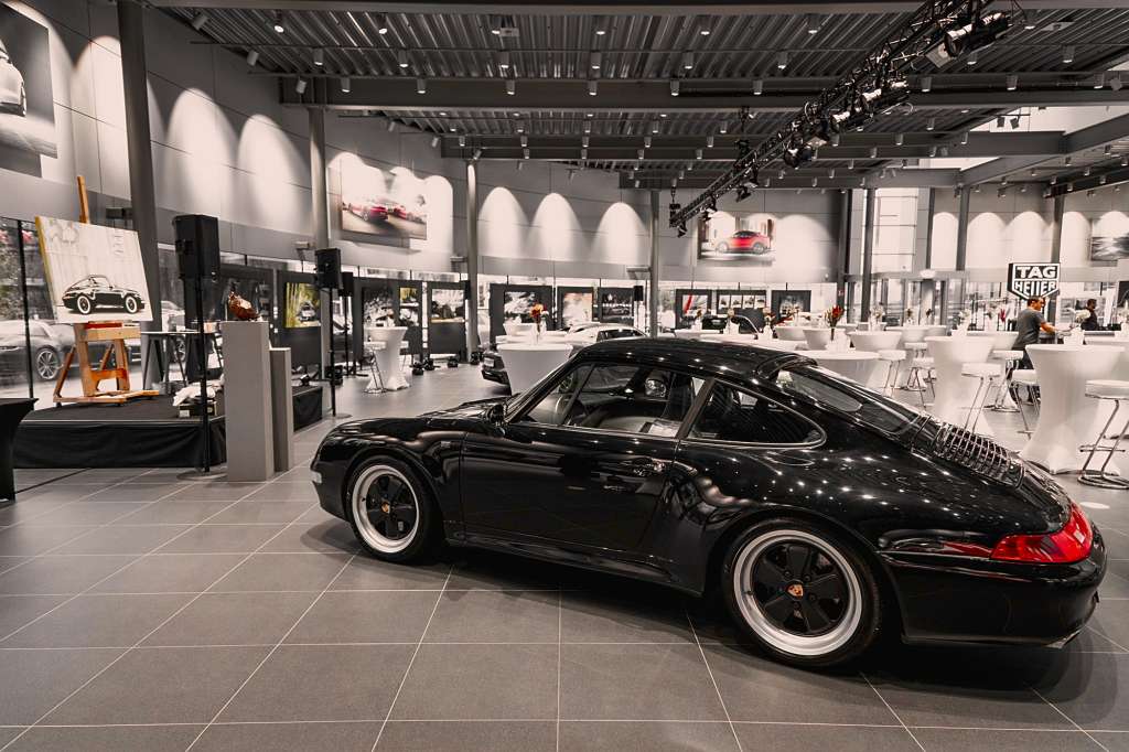 Dynamische Momente Ausstellung im Porsche Zentrum Salzburg, hier ein Porsche 993 Carrera S