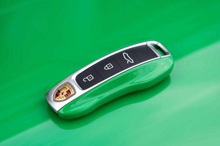 Porsche 992 Carrera 4 GTS