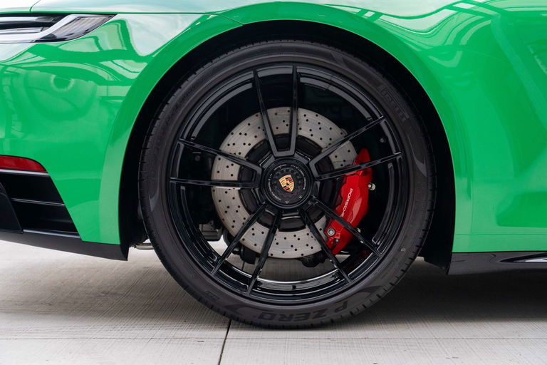 Porsche 992 Carrera 4 GTS