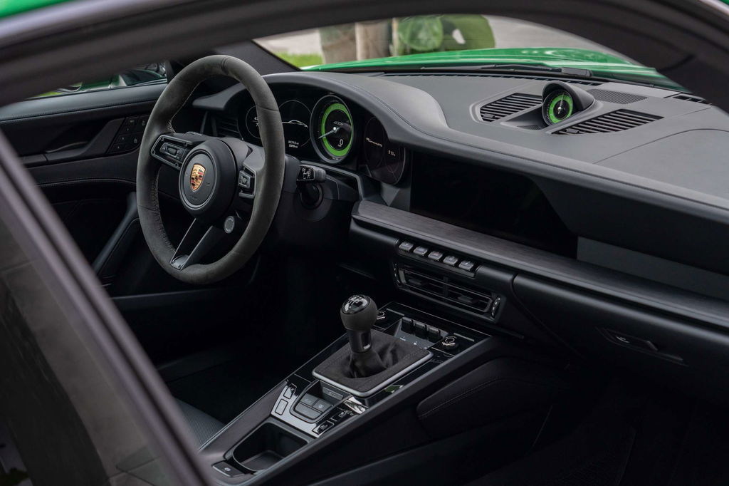 Porsche 992 Carrera 4 GTS