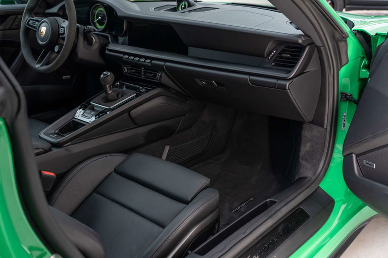 Porsche 992 Carrera 4 GTS