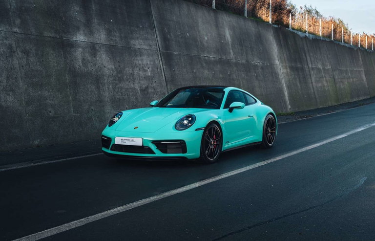 Porsche 992 Carrera 4 GTS